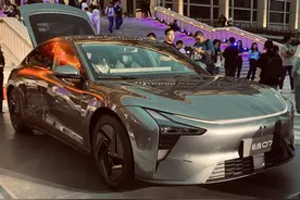 搭载ASD！极越第二款车型极越07上市 夏一平：2025年是非高阶智驾车淘汰元年图片