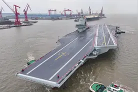 骄傲！她在百米高空为航母驾“龙门” 全国不超10个图片