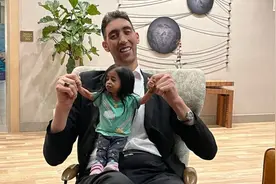 世界上最高的男人和最矮的女人再次相遇合影图片