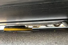 小桔充电桩地锁故障几分钟内数次弹起撞击车底 客服承诺处理却不了了之图片