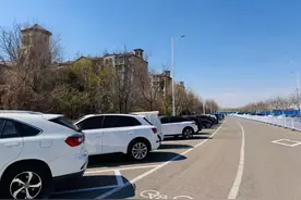 北京一小区居民质疑路侧施划斜列式车位，安全能保障吗？图片