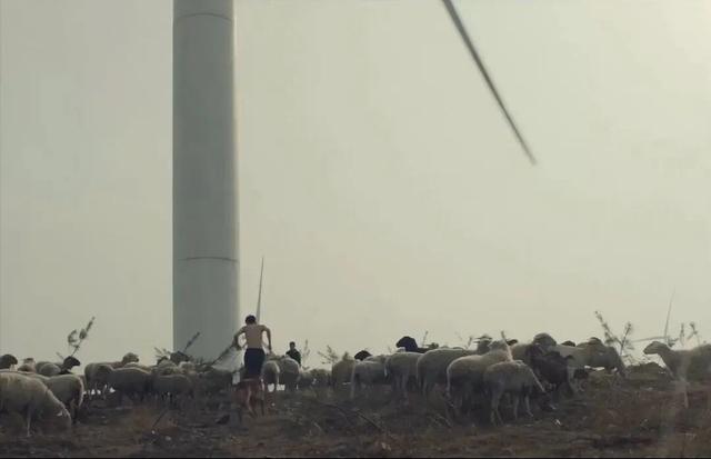 对已逝去父亲的追思，他拍出了集恐怖、悬疑等题材的类型融合新锐作品