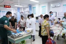 直击抢救现场，心脏骤停患者被救回，滨医附院急诊人鏖战生死沙场图片
