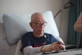 暮色中起飞 | 病床上，94岁的出版家锺叔河职业病又犯了图片