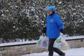 一大早分拣深夜订单，风雪中及时送货图片