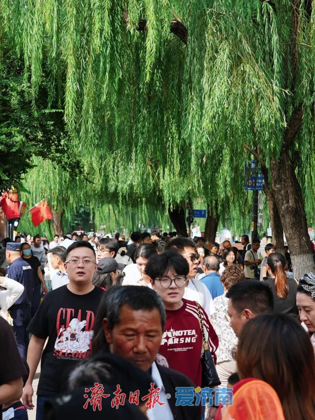 一年四季 泉在济南 | “古城”焕新迎国庆 文旅商融合绘就消费新图景