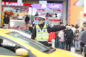 重庆火出圈的“帅警察”，这双眼睛除了迷人，还很“凶”……图片