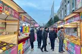 特色小吃、农副特产、趣味游戏，这个集市烟火气满满~图片