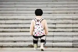 身高不足1.2米、靠矫正器行走的她，成功保研！图片