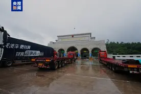 友谊关口岸年内出入境车辆已突破50万辆次图片