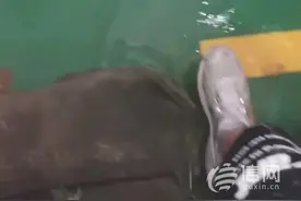 荣盛锦绣外滩地下室漏水溢出通道 物业放沙袋治标不治本图片