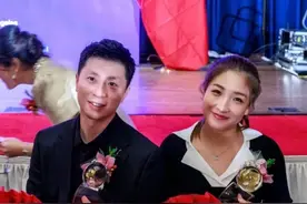 纪念中美“乒乓外交”活动 马龙刘诗雯着正装搭混双大展球技图片