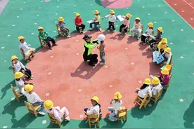 江西新余交警开展全国中小学生安全教育日宣传活动图片