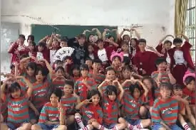 带孩子跳舞的“帅小伙” 原来是位湖南辣妹子图片