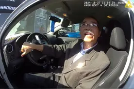 美国一警察给71岁老人开罚单，并将他摔到地上图片