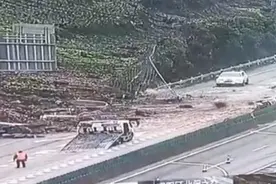 云南一高速突发山体滑坡，行驶车辆被巨石砸中！事故致1人受伤图片