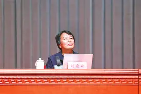 刘震云回故乡河南演讲，幽默讲述文学、哲学与故乡之间的关系图片