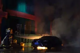 乱扔烟头引火烧车，一代驾被行拘十四日图片