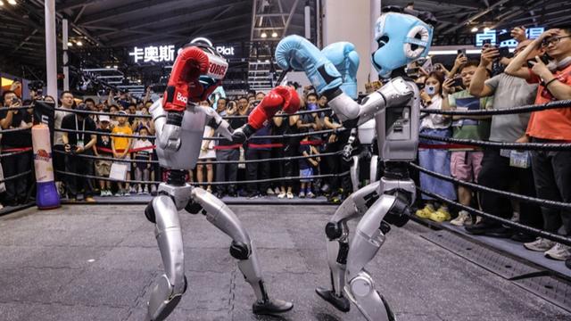 谁是王者？2025 WAIC现场上演机器人“拳王争霸”