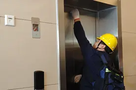 老旧电梯咋更换？郑州一老旧小区遭遇换梯难 | 老旧电梯焕新系列调查①图片