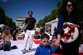 （外代一线）巴黎举办大型户外野餐活动图片