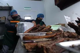 三都：香肠腊肉畅销 直播销售助力年货市场图片