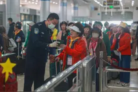 荣成：迎来今年首批500人韩国旅行团图片