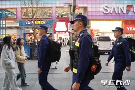 赞！背上背着“勤务包”，心里装着群众安危图片