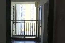 痛心！3岁男孩从27楼走廊坠落，不幸身亡图片