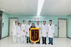 “你是我的神”！滑雪女孩飞机挂上“专家号”后续：已出院，送“显眼包”锦旗图片