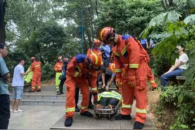 深圳一市民爬梧桐山被雷击！消防提醒：切勿雨天登山图片