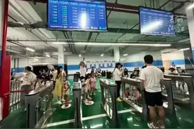 学校地下停车场“接娃模式”，冬暖夏凉值得推广图片