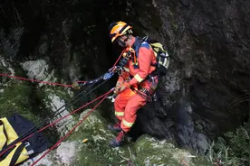 男子深入溶洞捕鱼被困，贵州遵义消防成功救援图片