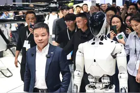 魔都眼·上海车展②｜小鹏汽车：何小鹏携手机器人车模首秀图片