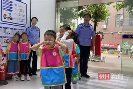 武汉青山：警花警草伴你“童”行，孩童走进警务室安防体验馆别样过六一图片