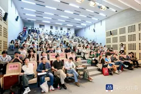 新闻学子关注哪些话题？来看看深大本科生毕业设计公开答辩图片