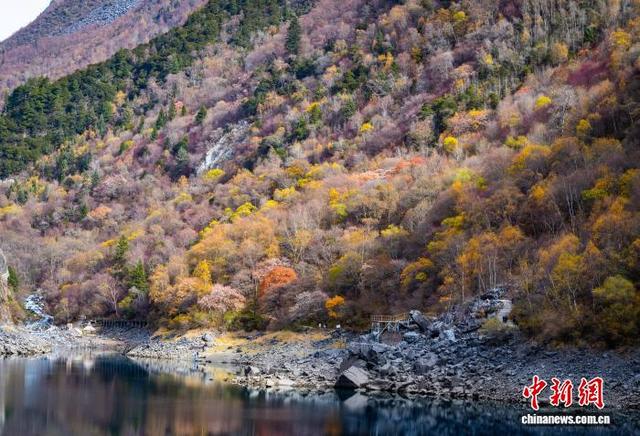 四川茂县松坪沟景区斑斓彩林如画