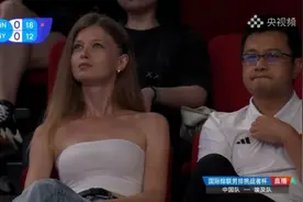 小29岁！中国男排主教练海宁的女友现场助威中国队，她是名模特图片