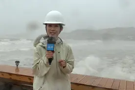 “格美”携风雨逼近福建！记者一线追风：沿海现10米巨浪