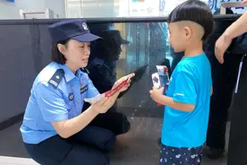 孩子坐飞机没带证件咋办？河南机场公安设置“一分钟出证”自助机图片