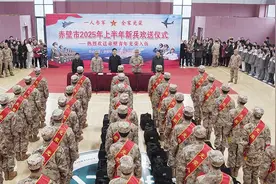 热血报国赴军营 赤壁市举行2025年上半年入伍新兵欢送仪式图片