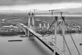 世界首座双层斜拉—悬索协作体系桥梁合龙图片