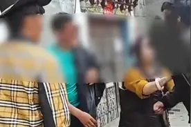 男子在四川康定驾车与横穿马路孩童发生擦挂！当地否认群殴图片