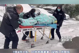 小区道路树枝断落急救车进不去，急救人员合力将出院患者“抬”回家图片