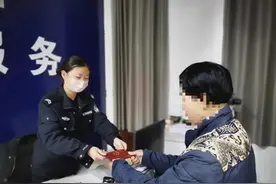 女子离家十五载成“黑户”，民警帮她成功补办户口图片