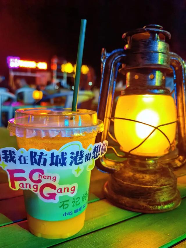 从夕阳西沉到夜幕降临，海风正把防城港这些沙滩酒吧的故事吹向你~