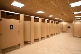 限制如厕时间与限期结婚：员工权利不容如此侵犯图片