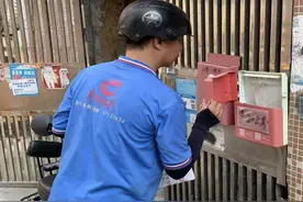 一份《羊城晚报》守护百名长者，广州荔湾一街道以“报平安”构筑安全网图片