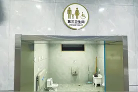 幼儿内急 父母发愁 公共场所难寻第三卫生间图片