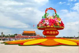 天安门广场中心布置“祝福祖国”花篮，首次用月季作为焦点花图片